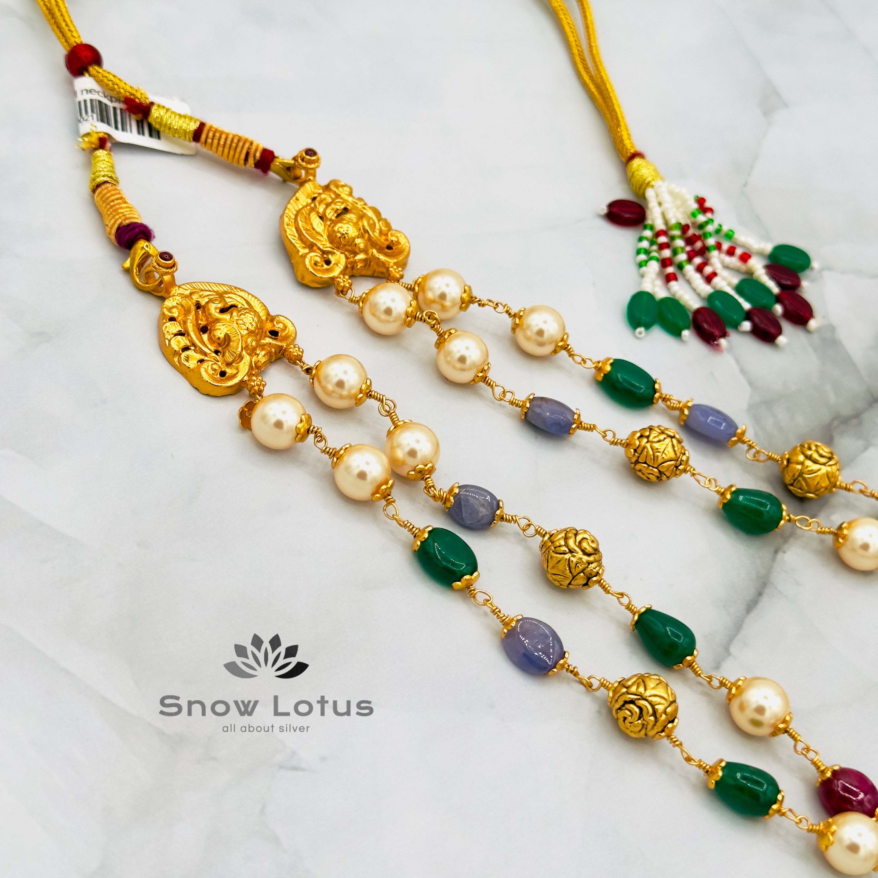 Double layered neckpiece