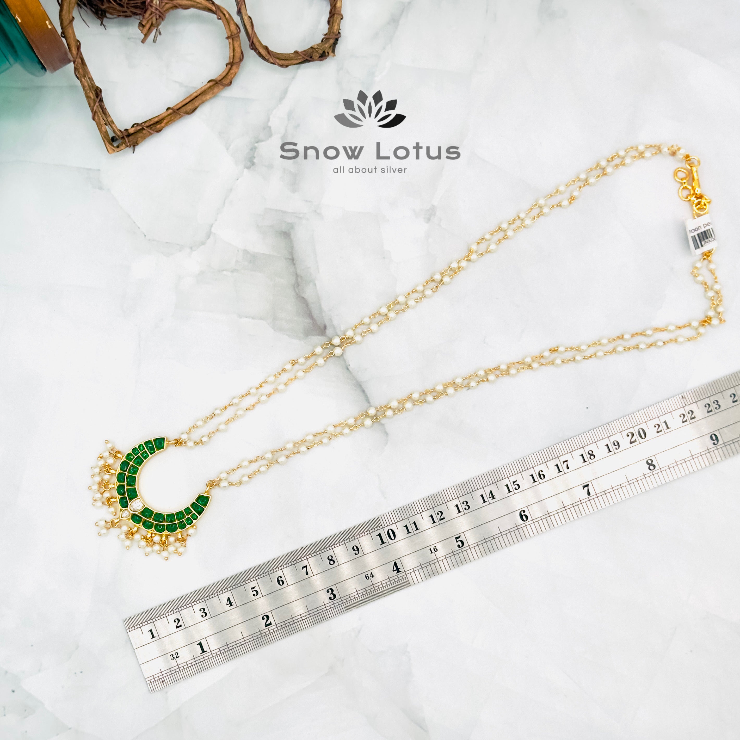 Green moon pearly neckpiece