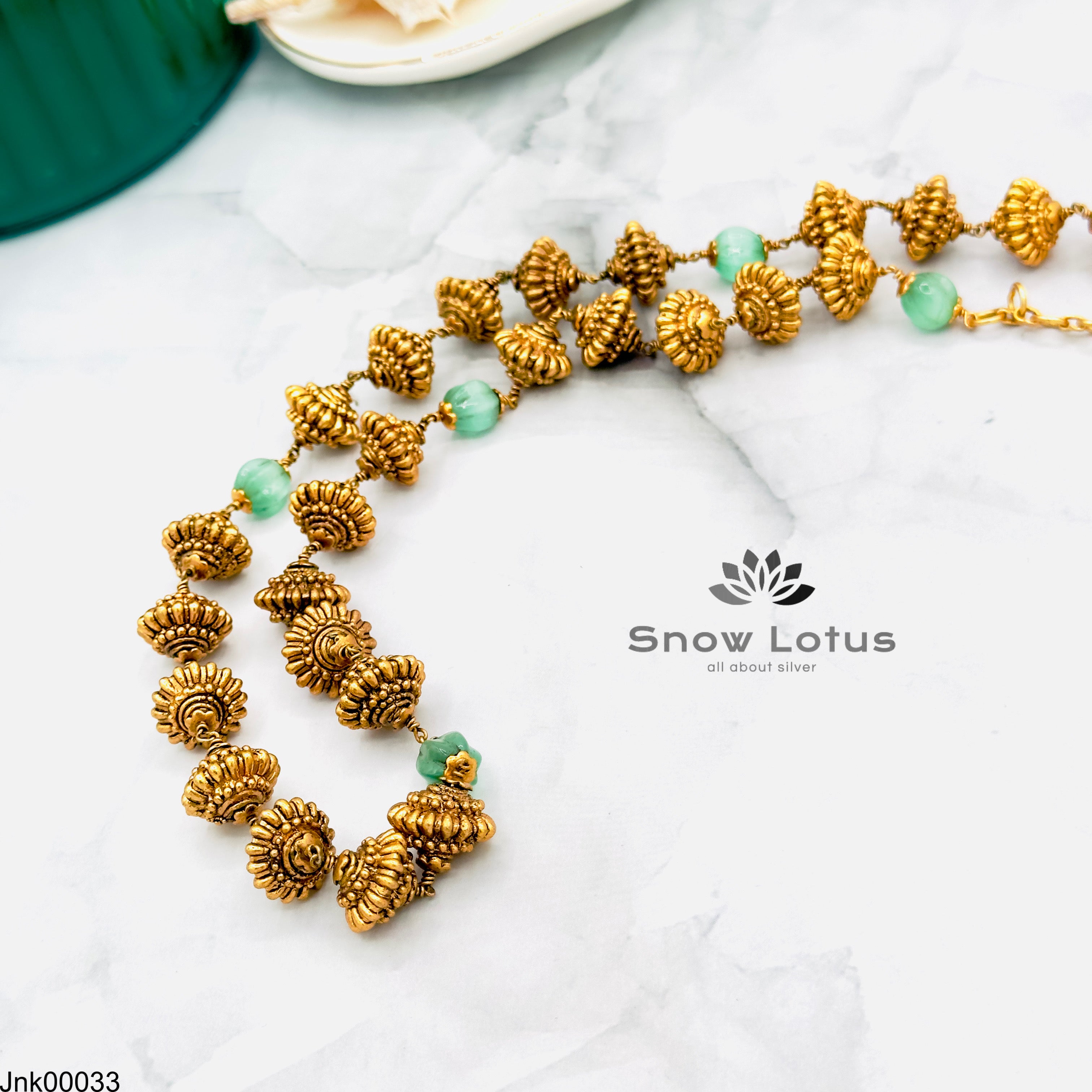 Simple neckpiece