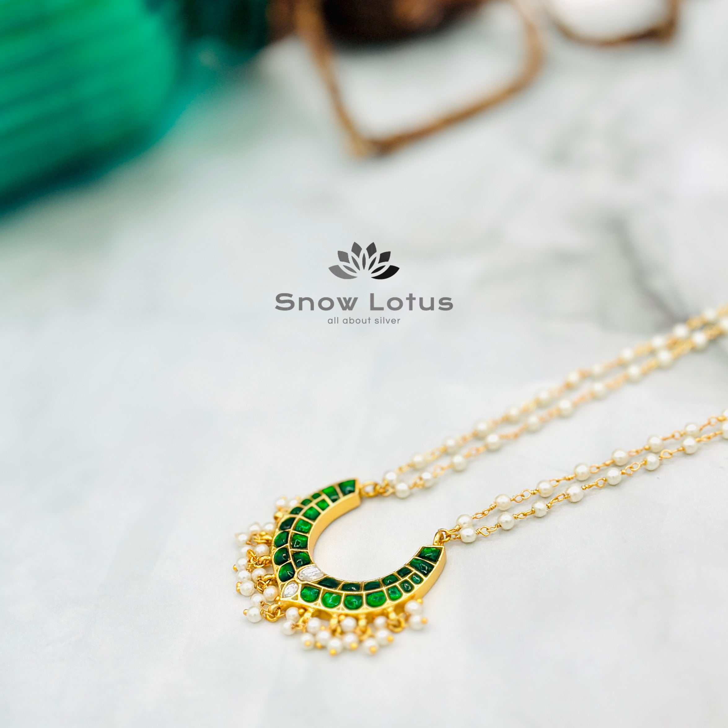 Green moon pearly neckpiece